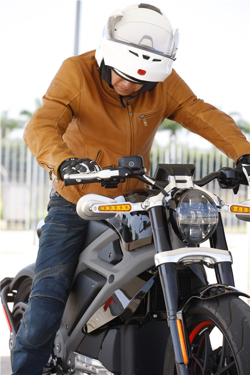 哈雷livewire试驾视频,哈雷新车livewire评测