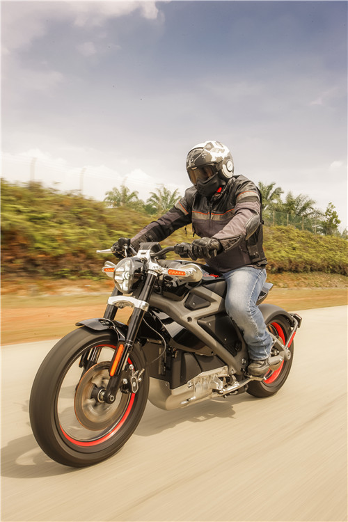 哈雷livewire试驾视频,哈雷新车livewire评测