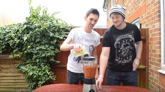 重口新高度!两男子“将活蛆搅碎后饮用”,看完我再也不想吃饭了