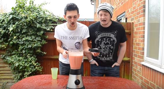 重口新高度!两男子“将活蛆搅碎后饮用”,看完我再也不想吃饭了