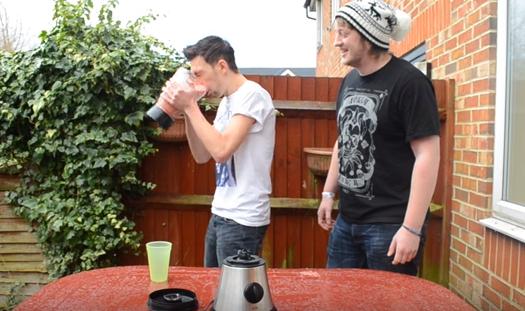 重口新高度!两男子“将活蛆搅碎后饮用”,看完我再也不想吃饭了