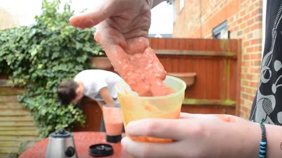 重口新高度!两男子“将活蛆搅碎后饮用”,看完我再也不想吃饭了