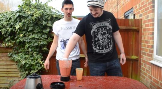 重口新高度!两男子“将活蛆搅碎后饮用”,看完我再也不想吃饭了