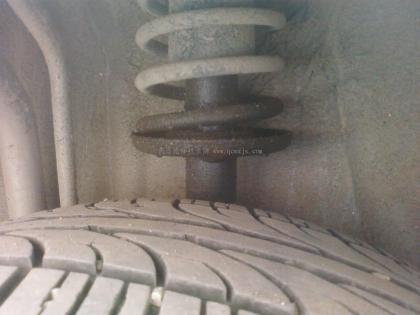 减震器漏油一般是哪个减震器,爱车漏油了怎么办