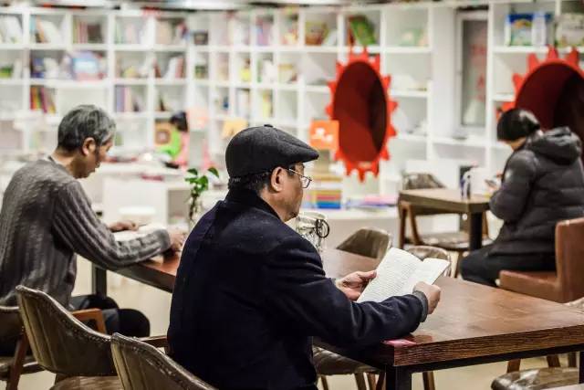 这家书店开在了郑州最“贵”的地方，却不卖书