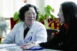 83岁的女中医皮肤红润皱纹少，护肤品竟是一桶水？