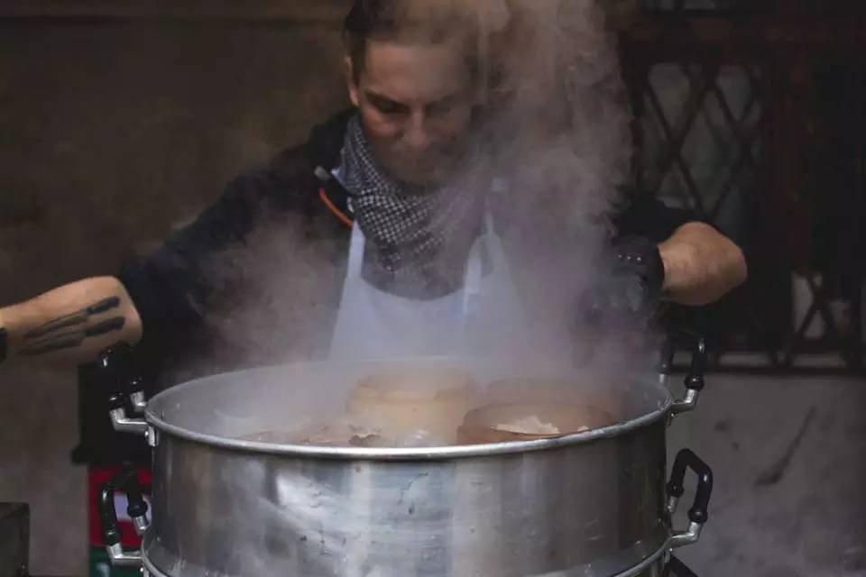 欧洲惊现「港式车仔档」!布拉格鬼仔卖热辣辣广东点心