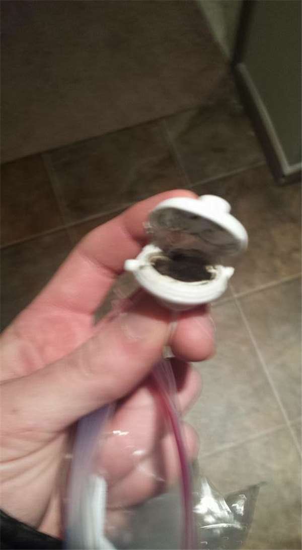 她实在搞不懂宝宝怎么会经常生病？当她撬开婴用品吸嘴后才明白