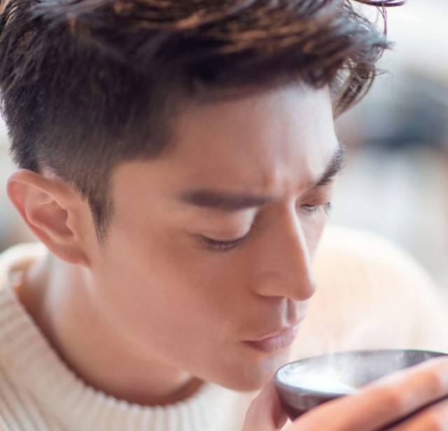 是胡也是霍，情人节伙着过，为什么最近这本时尚杂志卖疯了？