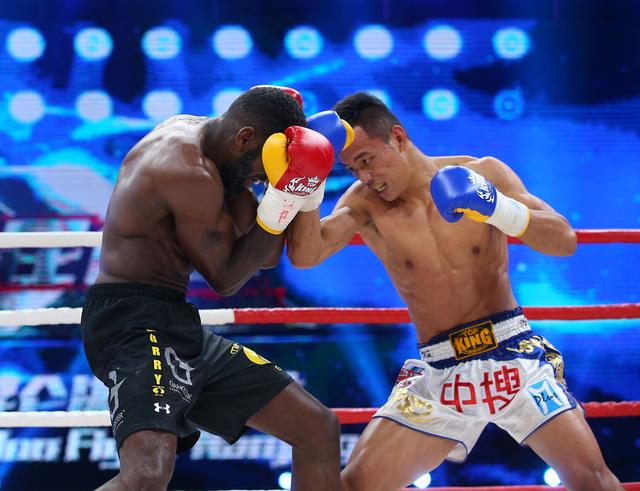 他爆发力比肩泰森，曾重拳打昏小日本，却遭遇欠薪沦为平民