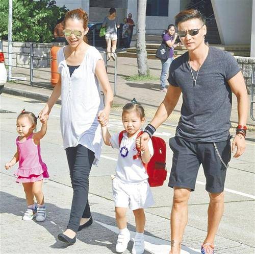 甄子丹儿子跆拳道红带，张晋被女儿“甜蜜家暴”，功夫二代太厉害