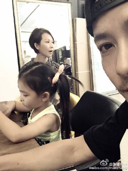 甄子丹儿子跆拳道红带，张晋被女儿“甜蜜家暴”，功夫二代太厉害