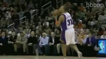 怪球手萧敬腾篮球水平如何科比见他都曾带雨伞