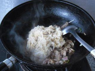 炒菜时关火放味精做法,味精和鸡精放进去多长时间关火