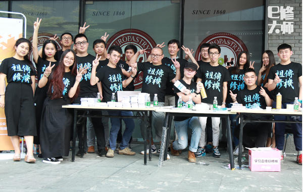 一群人玩的游戏手机,一群玩手机的人