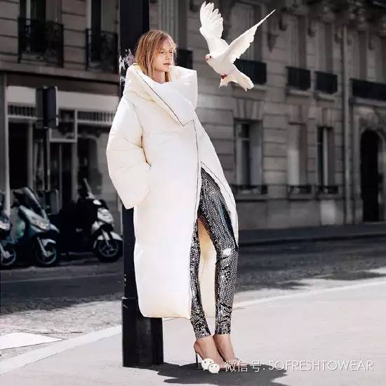 爆款羽绒服谁穿都好看,冬天穿什么颜色的羽绒服最好看