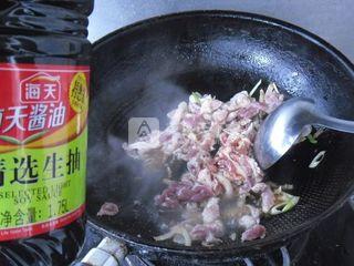 炒菜时关火放味精做法,味精和鸡精放进去多长时间关火