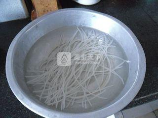 炒菜时关火放味精做法,味精和鸡精放进去多长时间关火