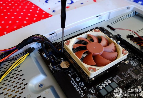 【良心定价的网吧利器，槽点需改进】惠科HKCX320曲面一体机拆机、升级配件及评测