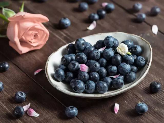 蓝莓冻一冻好吃吗,蓝莓不冻好吃还是冷冻好吃