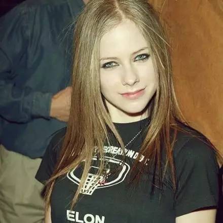 艾薇儿已经不是原来的艾薇儿了 (艾薇儿与现在艾薇儿对比)