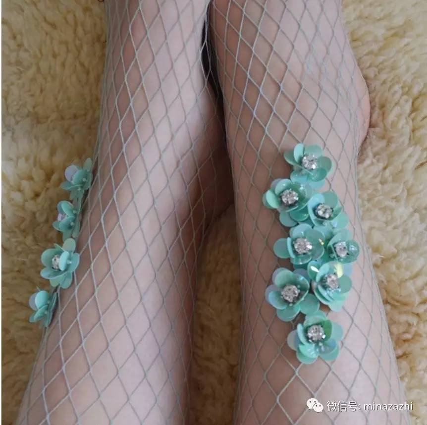 时尚|渔网袜的究极版!进来看看「花朵渔网袜」你能接受吗?原来辣眼的时尚也能这么仙!