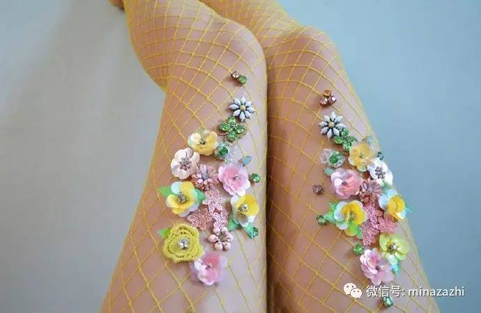 时尚|渔网袜的究极版!进来看看「花朵渔网袜」你能接受吗?原来辣眼的时尚也能这么仙!