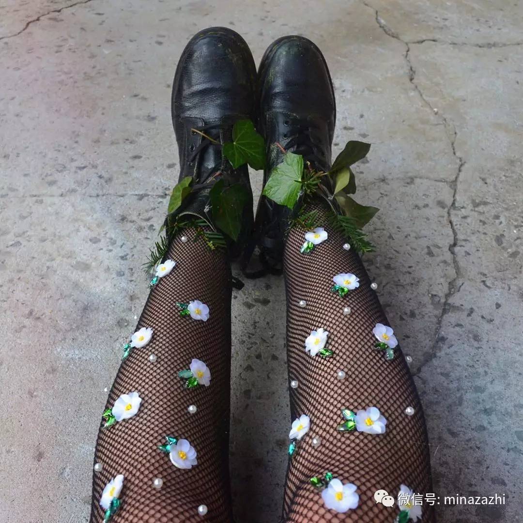 时尚|渔网袜的究极版!进来看看「花朵渔网袜」你能接受吗?原来辣眼的时尚也能这么仙!