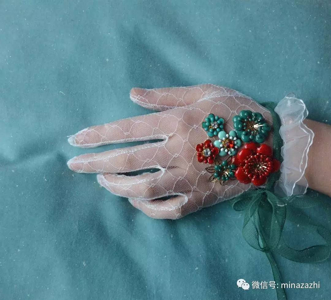 时尚|渔网袜的究极版!进来看看「花朵渔网袜」你能接受吗?原来辣眼的时尚也能这么仙!