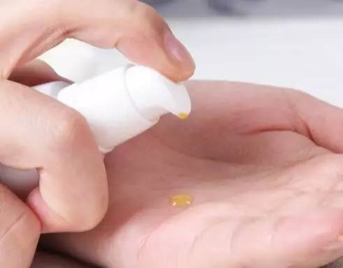 今天10点团｜岛国网红断货王安耐晒小*瓶金**！无论上山下海，带上它就不怕变成大黑妞！