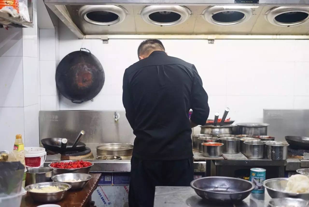 6张桌子，2个包厢，城南这家连导航都搜不到的私房小馆子，却藏着《食神》级别的蛋炒饭……