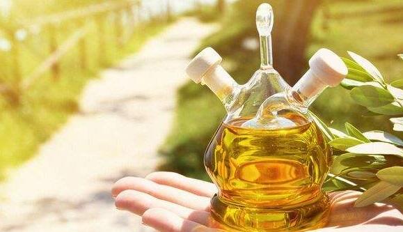 橄榄油抹头发的正确使用方法,橄榄油能抹头发上吗用清水洗掉吗