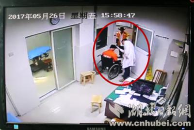 男子突发癫痫环卫工人紧急救助,环卫工突发疾病交警施救显真情