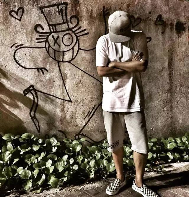 脚下没冰鞋心中有鞋,只要心中有跑道在哪都能跑