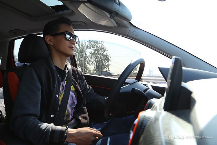 开着奔驰260的视频,开着es200去旅游是什么样的体验