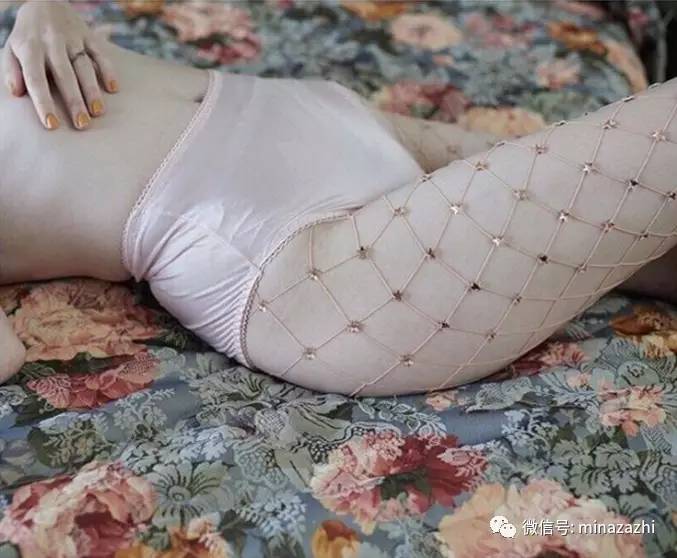 时尚|渔网袜的究极版!进来看看「花朵渔网袜」你能接受吗?原来辣眼的时尚也能这么仙!