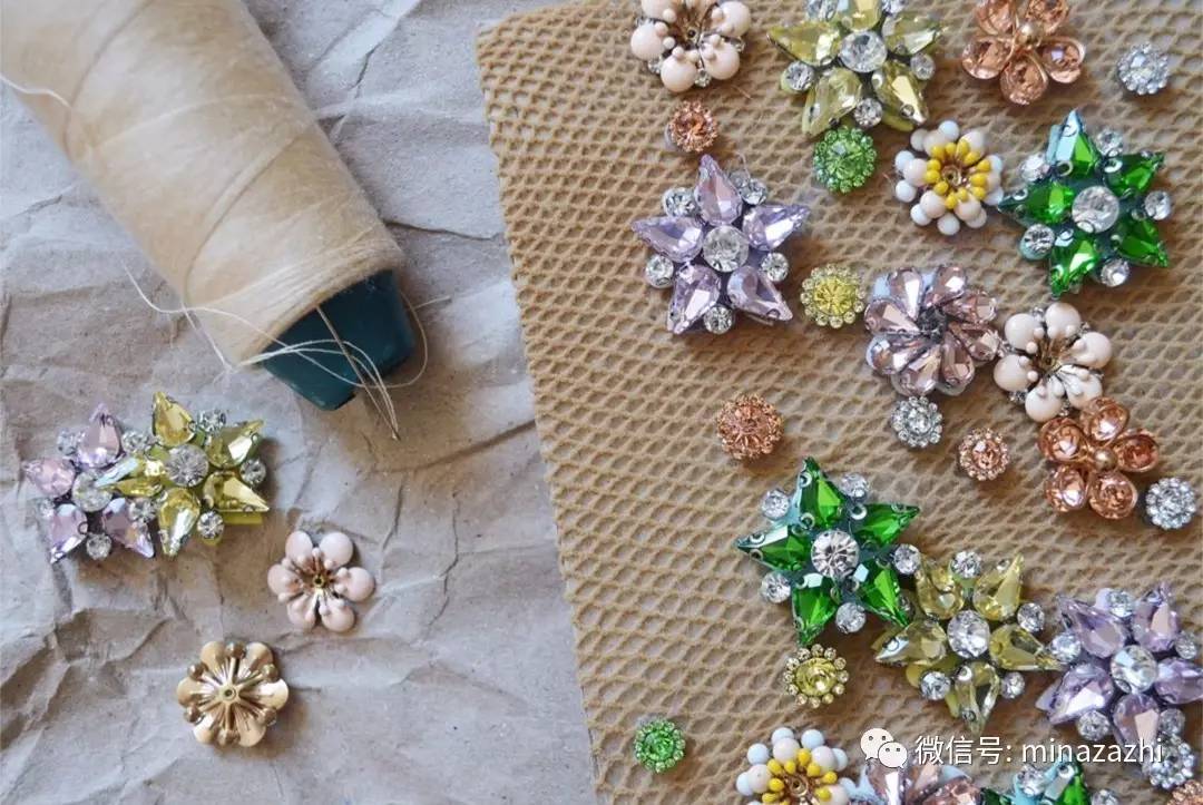 时尚|渔网袜的究极版!进来看看「花朵渔网袜」你能接受吗?原来辣眼的时尚也能这么仙!