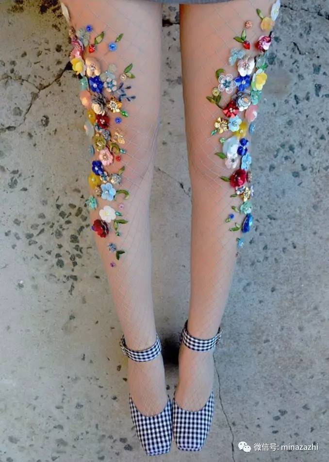 时尚|渔网袜的究极版!进来看看「花朵渔网袜」你能接受吗?原来辣眼的时尚也能这么仙!