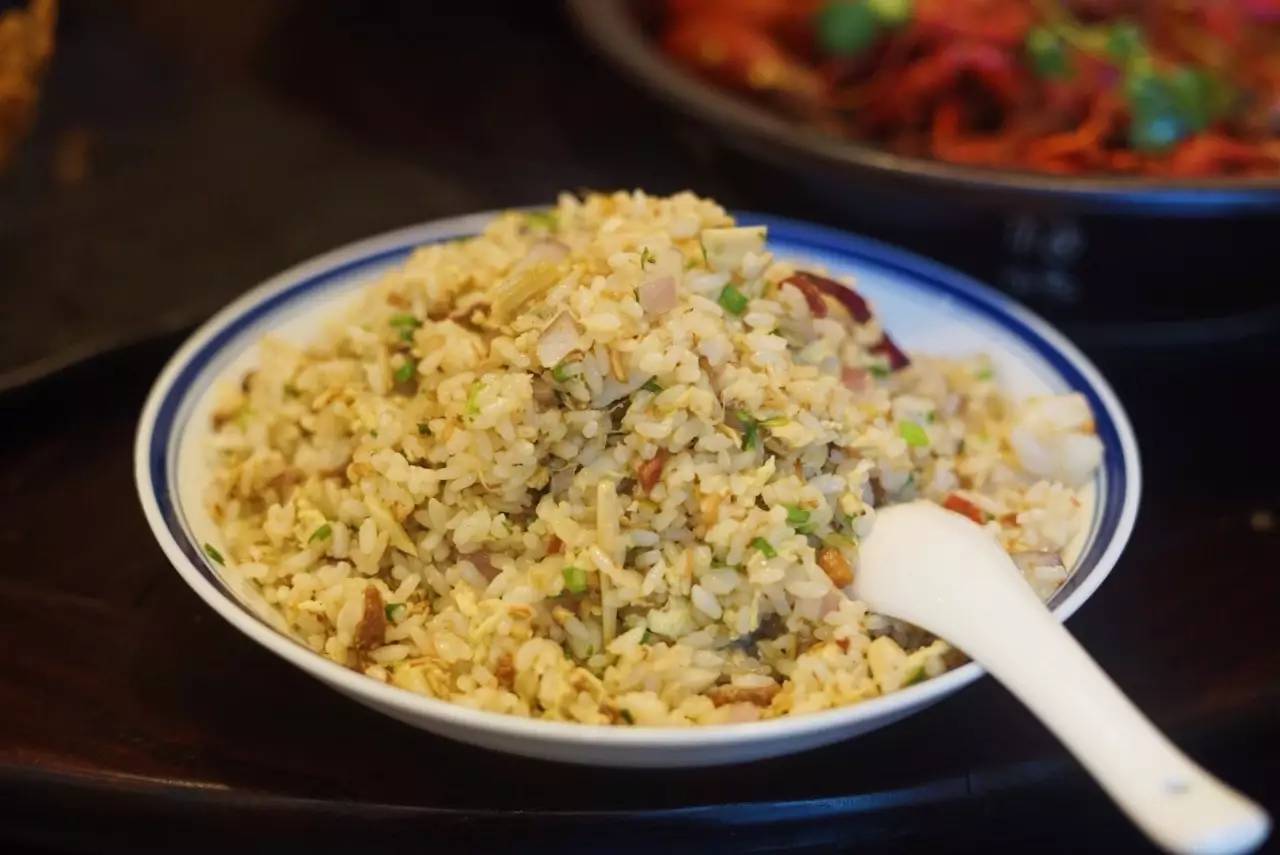 6张桌子，2个包厢，城南这家连导航都搜不到的私房小馆子，却藏着《食神》级别的蛋炒饭……