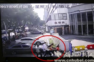 男子突发癫痫环卫工人紧急救助,环卫工突发疾病交警施救显真情