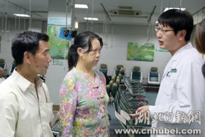 男子突发癫痫环卫工人紧急救助,环卫工突发疾病交警施救显真情