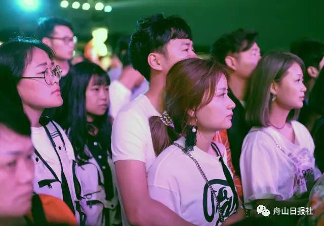 大眼微拍丨昨天的桃花岛上万人同过520，记者小哥却发现了另一类“风月无边”