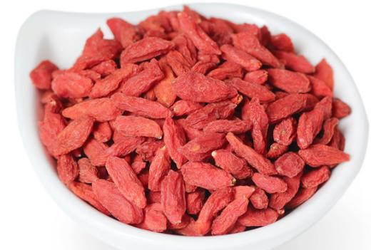 枸杞泡水枸杞会掉色吗,干枸杞用湿手拿会掉色吗