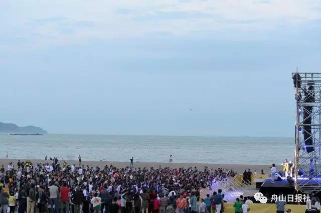 大眼微拍丨昨天的桃花岛上万人同过520，记者小哥却发现了另一类“风月无边”