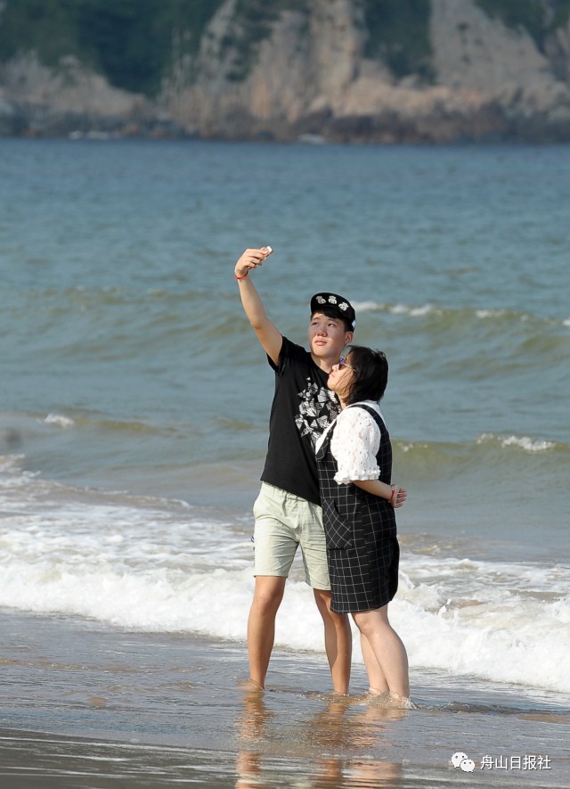 大眼微拍丨昨天的桃花岛上万人同过520，记者小哥却发现了另一类“风月无边”