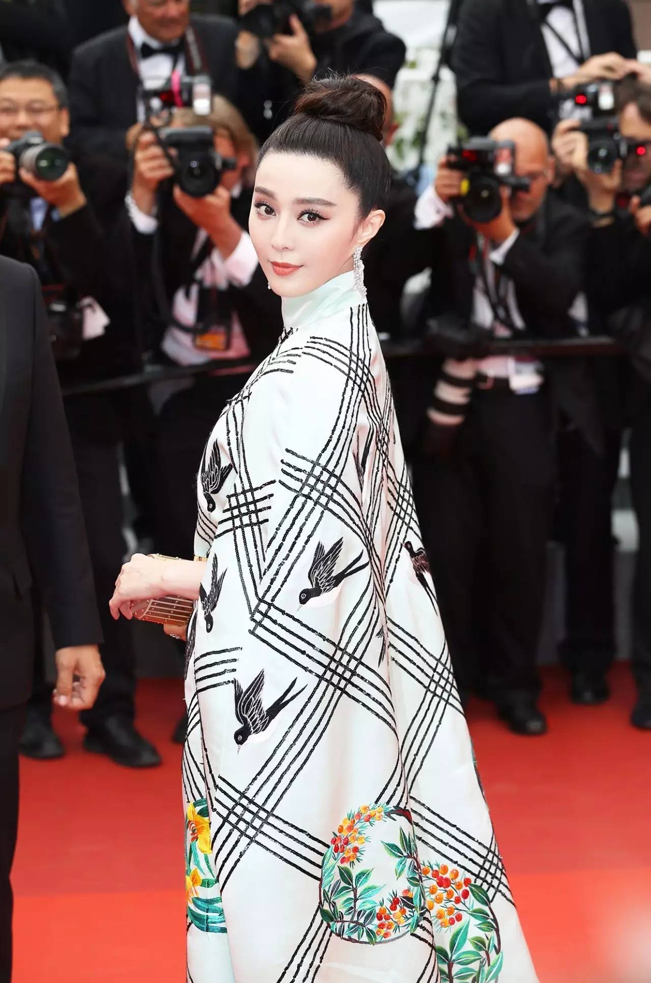 范冰冰全程陪伴,范冰冰踏上戛纳红毯的那一刻