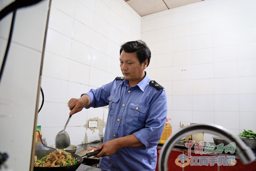 “爱心伯伯”吴平芳折翼天使的守护神