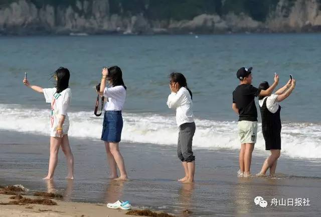 大眼微拍丨昨天的桃花岛上万人同过520，记者小哥却发现了另一类“风月无边”