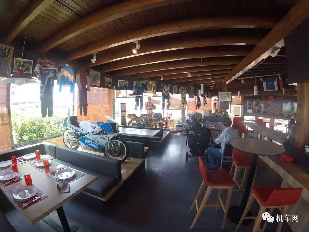 摩托车主题餐厅,这样的餐厅风扇灯你想拥有吗