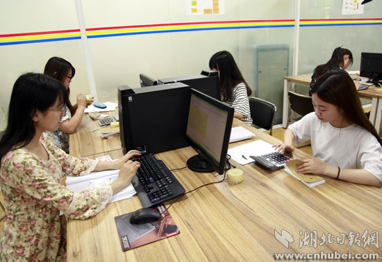 [湖北高职行]湖北职院“小会计”在经济领域胜任“大岗位”